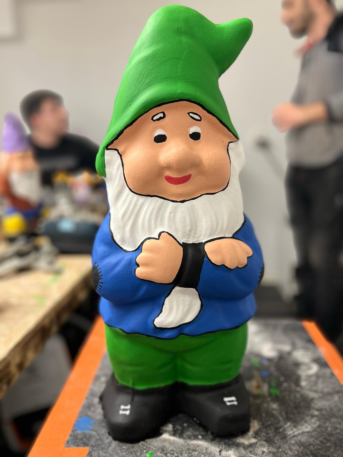 Dekorativ tomte med armarna i kors